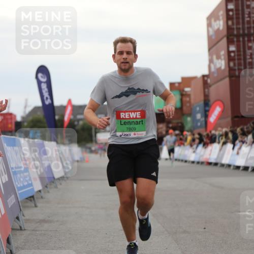 03.10.2025 - Köhlbrandbrückenlauf Yannick Fuchs http://msf.ph/oto/8984027 03.10.2025 15:54:51 Ziel 7809, 8872, 9481, 9590 meine-sportfotos.de