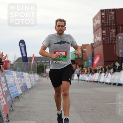 03.10.2025 - Köhlbrandbrückenlauf Yannick Fuchs http://msf.ph/oto/8984029 03.10.2025 15:54:51 Ziel 7809, 8872, 9481, 9590 meine-sportfotos.de