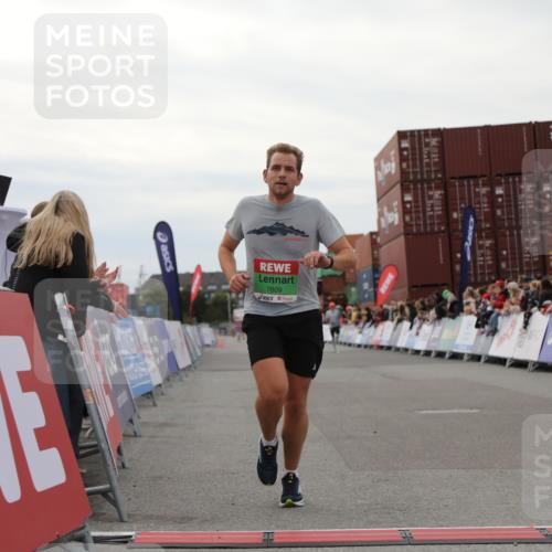 03.10.2025 - Köhlbrandbrückenlauf Yannick Fuchs http://msf.ph/oto/8984031 03.10.2025 15:54:51 Ziel 7809, 8872, 9481, 9590 meine-sportfotos.de