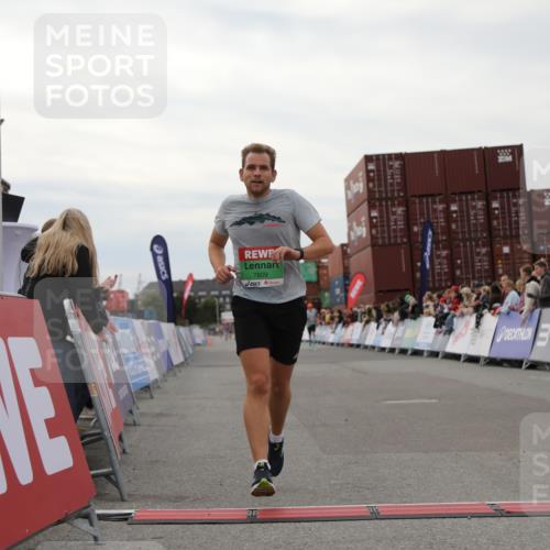 03.10.2025 - Köhlbrandbrückenlauf Yannick Fuchs http://msf.ph/oto/8984033 03.10.2025 15:54:51 Ziel 7809, 8872, 9481, 9590 meine-sportfotos.de