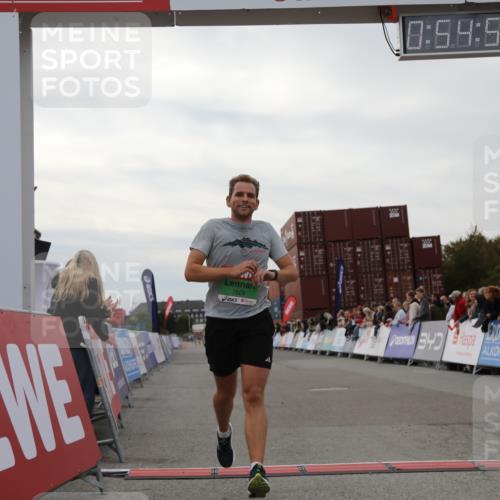 03.10.2025 - Köhlbrandbrückenlauf Yannick Fuchs http://msf.ph/oto/8984036 03.10.2025 15:54:52 Ziel 7809, 8872, 9481, 9590 meine-sportfotos.de