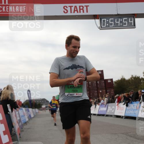 03.10.2025 - Köhlbrandbrückenlauf Yannick Fuchs http://msf.ph/oto/8984038 03.10.2025 15:54:52 Ziel 7809, 8872, 9481, 9590 meine-sportfotos.de