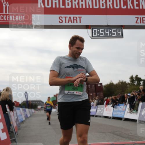 03.10.2025 - Köhlbrandbrückenlauf Yannick Fuchs http://msf.ph/oto/8984040 03.10.2025 15:54:53 Ziel 7010, 7597, 7809, 8872, 9481, 9590 meine-sportfotos.de