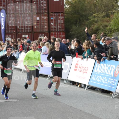 03.10.2025 - Köhlbrandbrückenlauf Yannick Fuchs http://msf.ph/oto/8984053 03.10.2025 16:08:12 Ziel 7019, 7285, 7310, 7311, 7449, 7506, 8265 meine-sportfotos.de