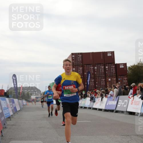 03.10.2025 - Köhlbrandbrückenlauf Yannick Fuchs http://msf.ph/oto/8984055 03.10.2025 15:54:54 Ziel 7010, 7597, 7809, 8872, 9481, 9590 meine-sportfotos.de