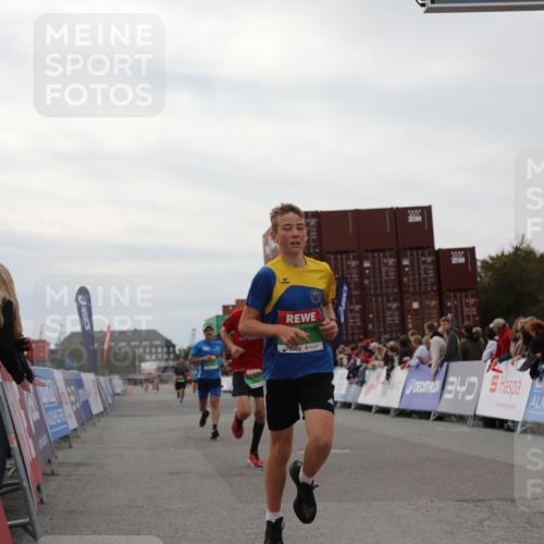 03.10.2025 - Köhlbrandbrückenlauf Yannick Fuchs http://msf.ph/oto/8984056 03.10.2025 15:54:55 Ziel 7010, 7597, 7809, 8872, 9481, 9590, 9594 meine-sportfotos.de