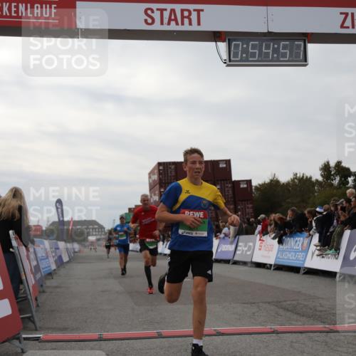 03.10.2025 - Köhlbrandbrückenlauf Yannick Fuchs http://msf.ph/oto/8984058 03.10.2025 15:54:55 Ziel 7010, 7597, 7809, 8872, 9481, 9590, 9594 meine-sportfotos.de