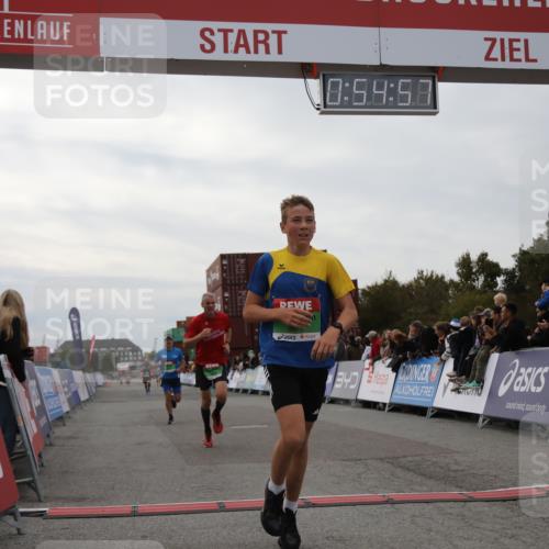 03.10.2025 - Köhlbrandbrückenlauf Yannick Fuchs http://msf.ph/oto/8984060 03.10.2025 15:54:55 Ziel 7010, 7597, 7809, 8872, 9481, 9590, 9594 meine-sportfotos.de