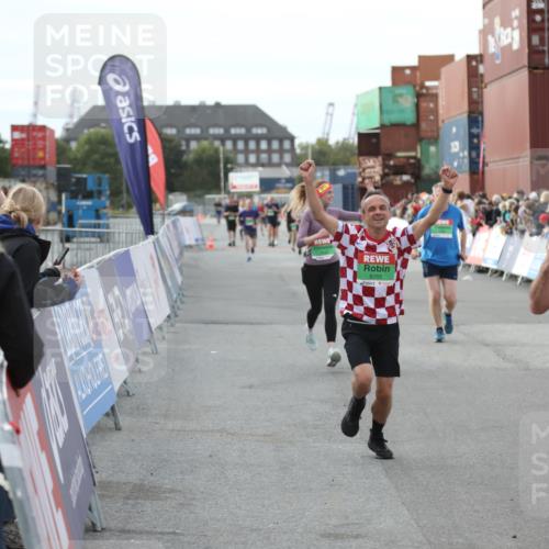03.10.2025 - Köhlbrandbrückenlauf Yannick Fuchs http://msf.ph/oto/8984061 03.10.2025 16:08:12 Ziel 7019, 7285, 7310, 7311, 7449, 7506, 8265 meine-sportfotos.de