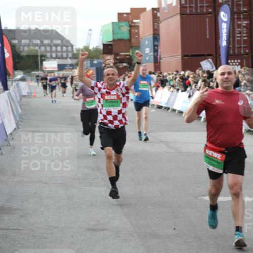03.10.2025 - Köhlbrandbrückenlauf Yannick Fuchs http://msf.ph/oto/8984063 03.10.2025 16:08:13 Ziel 7019, 7285, 7310, 7311, 7449, 7506, 8265 meine-sportfotos.de