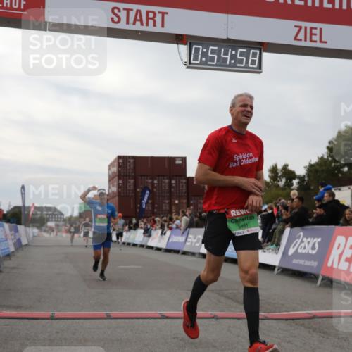 03.10.2025 - Köhlbrandbrückenlauf Yannick Fuchs http://msf.ph/oto/8984076 03.10.2025 15:54:57 Ziel 7010, 7597, 8872, 9481, 9590, 9594 meine-sportfotos.de