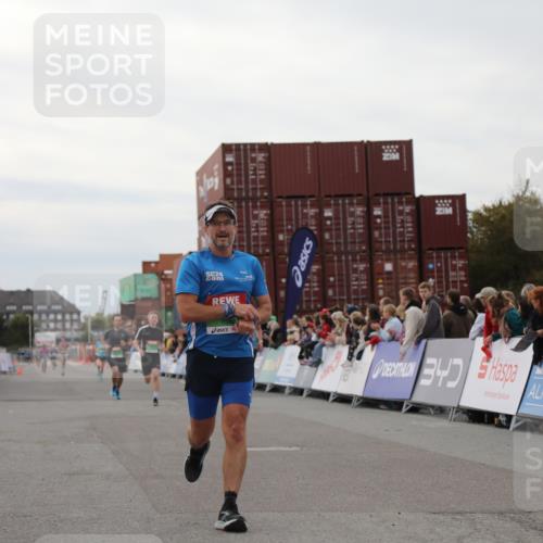 03.10.2025 - Köhlbrandbrückenlauf Yannick Fuchs http://msf.ph/oto/8984078 03.10.2025 15:54:57 Ziel 7010, 7597, 8872, 9481, 9590, 9594 meine-sportfotos.de