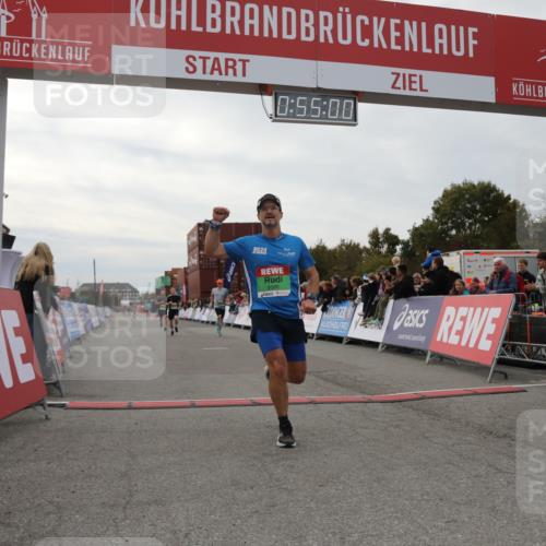 03.10.2025 - Köhlbrandbrückenlauf Yannick Fuchs http://msf.ph/oto/8984083 03.10.2025 15:54:58 Ziel 7010, 7597, 8872, 9481, 9590, 9594 meine-sportfotos.de