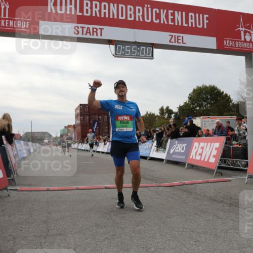 03.10.2025 - Köhlbrandbrückenlauf Yannick Fuchs http://msf.ph/oto/8984086 03.10.2025 15:54:58 Ziel 7010, 7597, 8872, 9481, 9590, 9594 meine-sportfotos.de