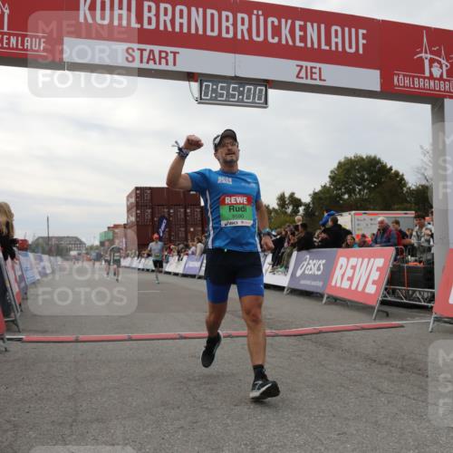 03.10.2025 - Köhlbrandbrückenlauf Yannick Fuchs http://msf.ph/oto/8984087 03.10.2025 15:54:59 Ziel 7010, 7597, 9481, 9590, 9594 meine-sportfotos.de