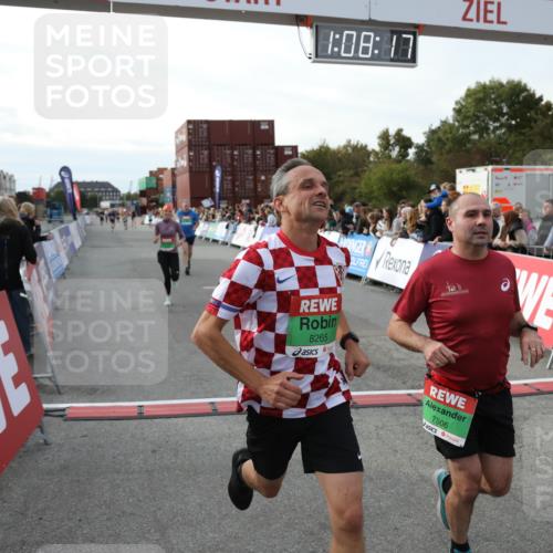03.10.2025 - Köhlbrandbrückenlauf Yannick Fuchs http://msf.ph/oto/8984093 03.10.2025 16:08:15 Ziel 7019, 7285, 7310, 7311, 7449, 7506, 8265 meine-sportfotos.de