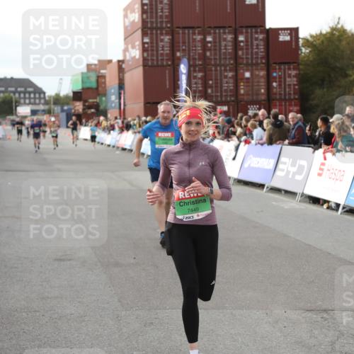 03.10.2025 - Köhlbrandbrückenlauf Yannick Fuchs http://msf.ph/oto/8984103 03.10.2025 16:08:17 Ziel 7019, 7285, 7310, 7311, 7449, 7506, 8265 meine-sportfotos.de