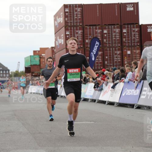 03.10.2025 - Köhlbrandbrückenlauf Yannick Fuchs http://msf.ph/oto/8984106 03.10.2025 15:55:01 Ziel 7010, 7040, 7597, 7898, 9590, 9594 meine-sportfotos.de