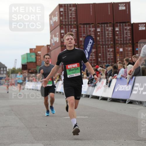 03.10.2025 - Köhlbrandbrückenlauf Yannick Fuchs http://msf.ph/oto/8984108 03.10.2025 15:55:01 Ziel 7010, 7040, 7597, 7898, 9590, 9594 meine-sportfotos.de