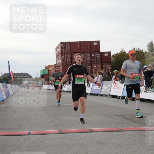03.10.2025 - Köhlbrandbrückenlauf Yannick Fuchs http://msf.ph/oto/8984111 03.10.2025 15:55:01 Ziel 7010, 7040, 7597, 7898, 9590, 9594 meine-sportfotos.de