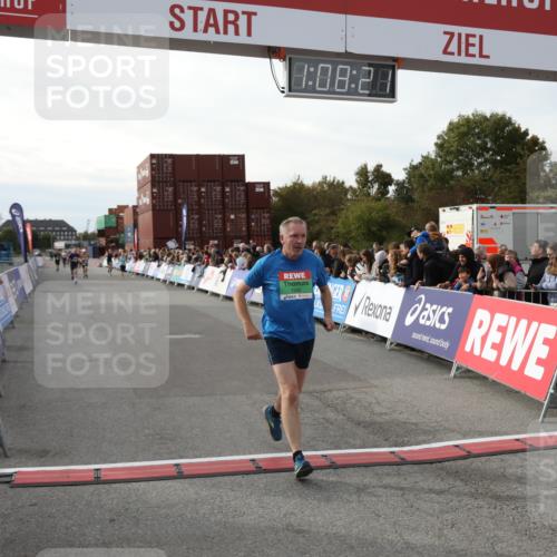 03.10.2025 - Köhlbrandbrückenlauf Yannick Fuchs http://msf.ph/oto/8984126 03.10.2025 16:08:19 Ziel 7285, 7314, 7349, 7449 meine-sportfotos.de