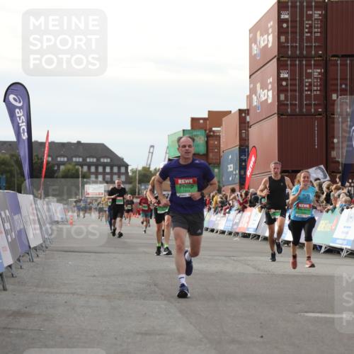 03.10.2025 - Köhlbrandbrückenlauf Yannick Fuchs http://msf.ph/oto/8984136 03.10.2025 16:08:24 Ziel 7314, 7349, 7423, 7594, 9110 meine-sportfotos.de
