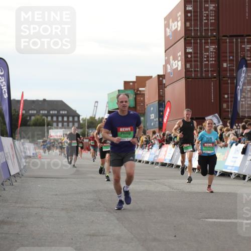 03.10.2025 - Köhlbrandbrückenlauf Yannick Fuchs http://msf.ph/oto/8984139 03.10.2025 16:08:24 Ziel 7314, 7349, 7423, 7594, 9110 meine-sportfotos.de