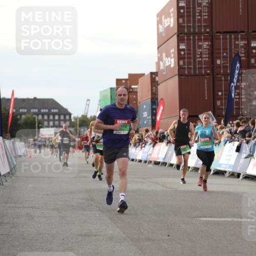 03.10.2025 - Köhlbrandbrückenlauf Yannick Fuchs http://msf.ph/oto/8984141 03.10.2025 16:08:24 Ziel 7314, 7349, 7423, 7594, 9110 meine-sportfotos.de