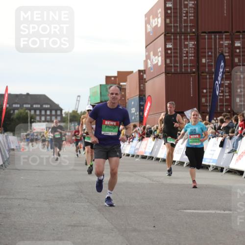 03.10.2025 - Köhlbrandbrückenlauf Yannick Fuchs http://msf.ph/oto/8984143 03.10.2025 16:08:24 Ziel 7314, 7349, 7423, 7594, 9110 meine-sportfotos.de