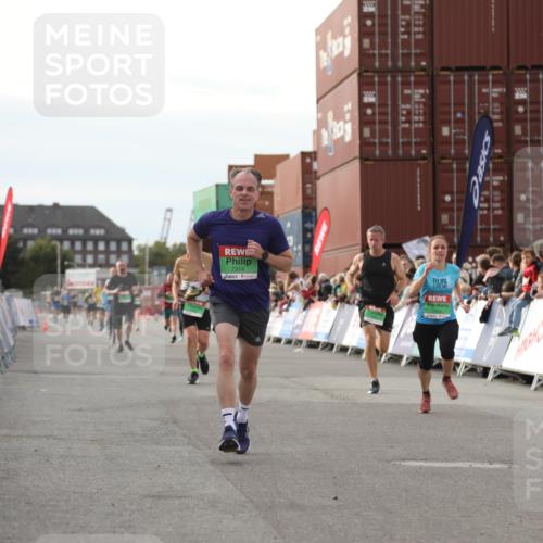 03.10.2025 - Köhlbrandbrückenlauf Yannick Fuchs http://msf.ph/oto/8984145 03.10.2025 16:08:24 Ziel 7314, 7349, 7423, 7594, 9110 meine-sportfotos.de