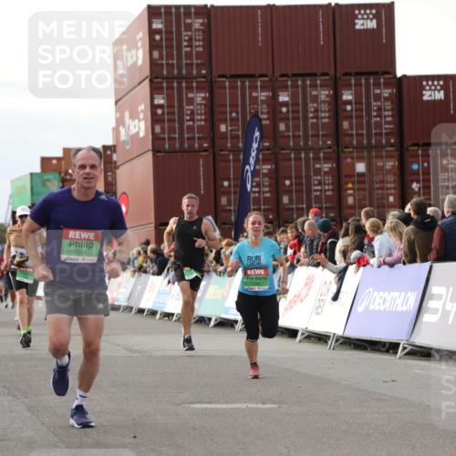 03.10.2025 - Köhlbrandbrückenlauf Yannick Fuchs http://msf.ph/oto/8984150 03.10.2025 16:08:25 Ziel 7314, 7349, 7423, 7594, 7851, 9110 meine-sportfotos.de