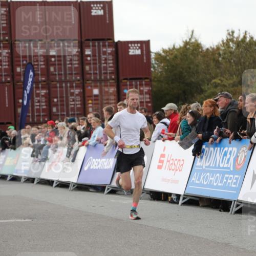 03.10.2025 - Köhlbrandbrückenlauf Yannick Fuchs http://msf.ph/oto/8984155 03.10.2025 15:55:07 Ziel 7040, 7053, 7100, 7898, 9594 meine-sportfotos.de