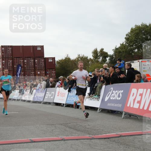03.10.2025 - Köhlbrandbrückenlauf Yannick Fuchs http://msf.ph/oto/8984159 03.10.2025 15:55:08 Ziel 7040, 7053, 7100, 7898 meine-sportfotos.de
