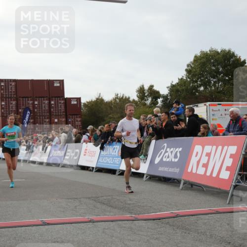 03.10.2025 - Köhlbrandbrückenlauf Yannick Fuchs http://msf.ph/oto/8984161 03.10.2025 15:55:08 Ziel 7040, 7053, 7100, 7898 meine-sportfotos.de