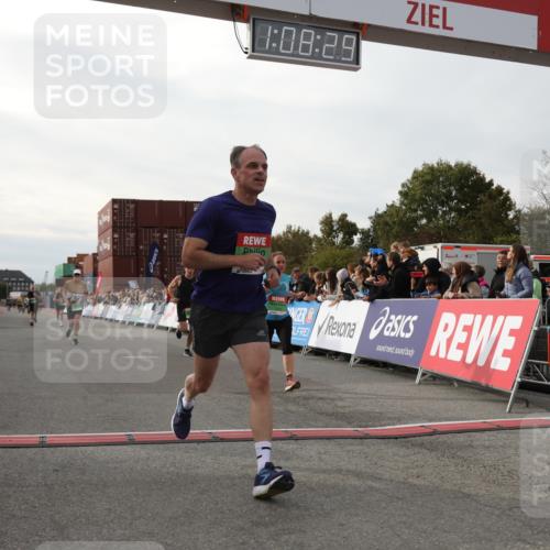 03.10.2025 - Köhlbrandbrückenlauf Yannick Fuchs http://msf.ph/oto/8984174 03.10.2025 16:08:27 Ziel 7314, 7349, 7423, 7594, 7708, 7851, 8279, 8778, 9110 meine-sportfotos.de