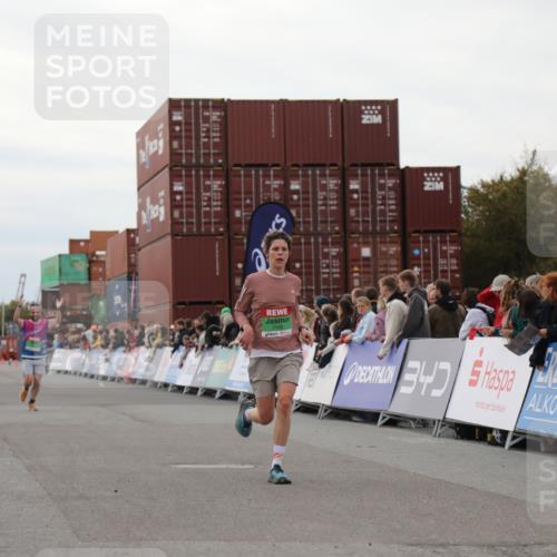 03.10.2025 - Köhlbrandbrückenlauf Yannick Fuchs http://msf.ph/oto/8984177 03.10.2025 15:55:11 Ziel 7040, 7053, 7100, 7898 meine-sportfotos.de