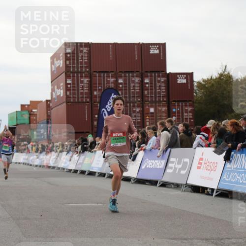 03.10.2025 - Köhlbrandbrückenlauf Yannick Fuchs http://msf.ph/oto/8984179 03.10.2025 15:55:11 Ziel 7040, 7053, 7100, 7898 meine-sportfotos.de