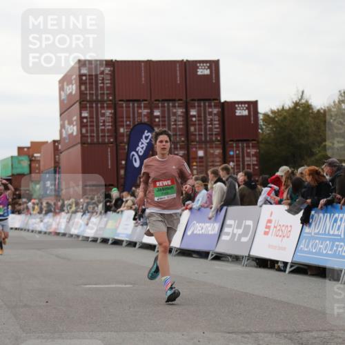 03.10.2025 - Köhlbrandbrückenlauf Yannick Fuchs http://msf.ph/oto/8984181 03.10.2025 15:55:11 Ziel 7040, 7053, 7100, 7898 meine-sportfotos.de