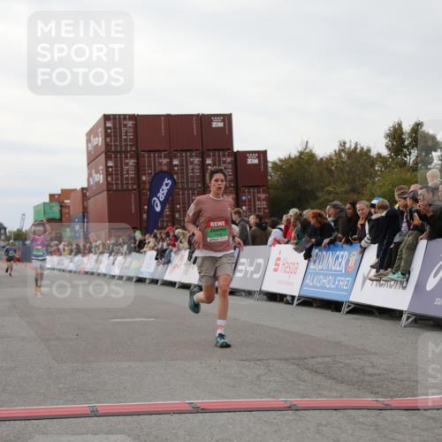 03.10.2025 - Köhlbrandbrückenlauf Yannick Fuchs http://msf.ph/oto/8984185 03.10.2025 15:55:12 Ziel 7040, 7053, 7100, 7898 meine-sportfotos.de