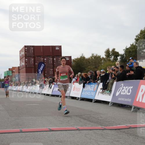 03.10.2025 - Köhlbrandbrückenlauf Yannick Fuchs http://msf.ph/oto/8984186 03.10.2025 15:55:12 Ziel 7040, 7053, 7100, 7898 meine-sportfotos.de