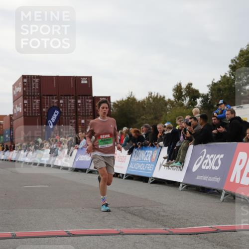 03.10.2025 - Köhlbrandbrückenlauf Yannick Fuchs http://msf.ph/oto/8984188 03.10.2025 15:55:12 Ziel 7040, 7053, 7100, 7898 meine-sportfotos.de