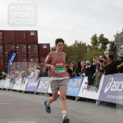 03.10.2025 - Köhlbrandbrückenlauf Yannick Fuchs http://msf.ph/oto/8984190 03.10.2025 15:55:12 Ziel 7040, 7053, 7100, 7898 meine-sportfotos.de