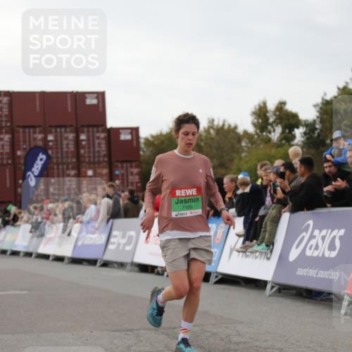 03.10.2025 - Köhlbrandbrückenlauf Yannick Fuchs http://msf.ph/oto/8984191 03.10.2025 15:55:12 Ziel 7040, 7053, 7100, 7898 meine-sportfotos.de