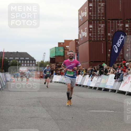 03.10.2025 - Köhlbrandbrückenlauf Yannick Fuchs http://msf.ph/oto/8984198 03.10.2025 15:55:13 Ziel 7053, 7100, 7197, 7898 meine-sportfotos.de