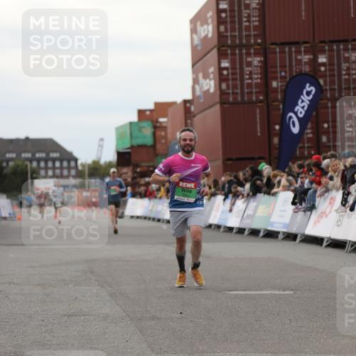 03.10.2025 - Köhlbrandbrückenlauf Yannick Fuchs http://msf.ph/oto/8984201 03.10.2025 15:55:14 Ziel 7053, 7100, 7197 meine-sportfotos.de