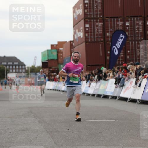 03.10.2025 - Köhlbrandbrückenlauf Yannick Fuchs http://msf.ph/oto/8984203 03.10.2025 15:55:14 Ziel 7053, 7100, 7197 meine-sportfotos.de