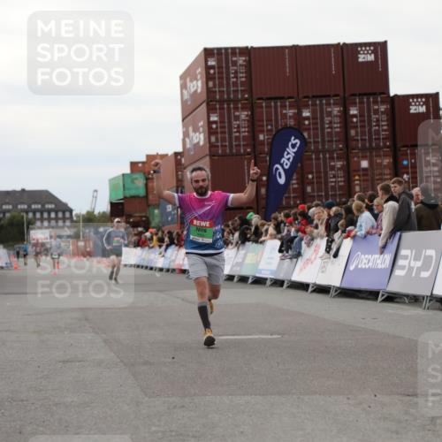 03.10.2025 - Köhlbrandbrückenlauf Yannick Fuchs http://msf.ph/oto/8984205 03.10.2025 15:55:14 Ziel 7053, 7100, 7197 meine-sportfotos.de
