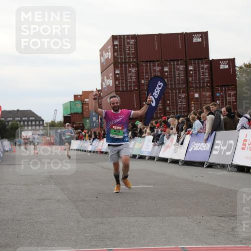 03.10.2025 - Köhlbrandbrückenlauf Yannick Fuchs http://msf.ph/oto/8984207 03.10.2025 15:55:14 Ziel 7053, 7100, 7197 meine-sportfotos.de