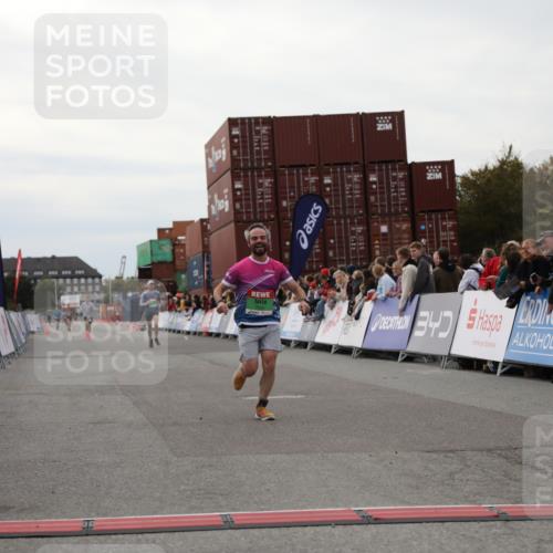 03.10.2025 - Köhlbrandbrückenlauf Yannick Fuchs http://msf.ph/oto/8984209 03.10.2025 15:55:15 Ziel 7053, 7100, 7197 meine-sportfotos.de