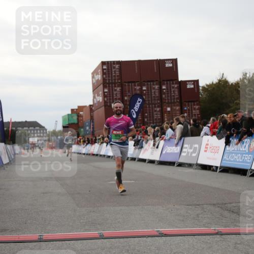 03.10.2025 - Köhlbrandbrückenlauf Yannick Fuchs http://msf.ph/oto/8984211 03.10.2025 15:55:15 Ziel 7053, 7100, 7197 meine-sportfotos.de